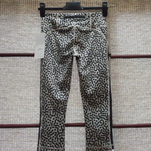 NWT-lululemon gather and sprint crop, animal printed, Size 4 - Picture 11 of 11